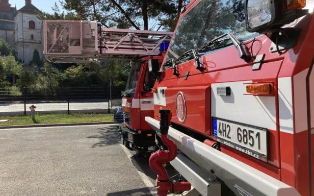 V červeném tričku dnes Hamáček otevřel hasičskou zbrojnici v Jaroměři. Doteď hasiči vyjížděli z plechových buněk