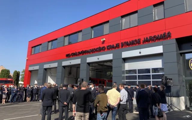 V červeném tričku dnes Hamáček otevřel hasičskou zbrojnici v Jaroměři. Doteď hasiči vyjížděli z plechových buněk