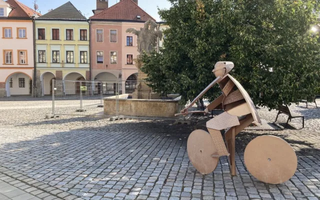 Po rekonstrukci je kašna na Malém náměstí opět v provozu. Město by ji chtělo na zimu zastřešit