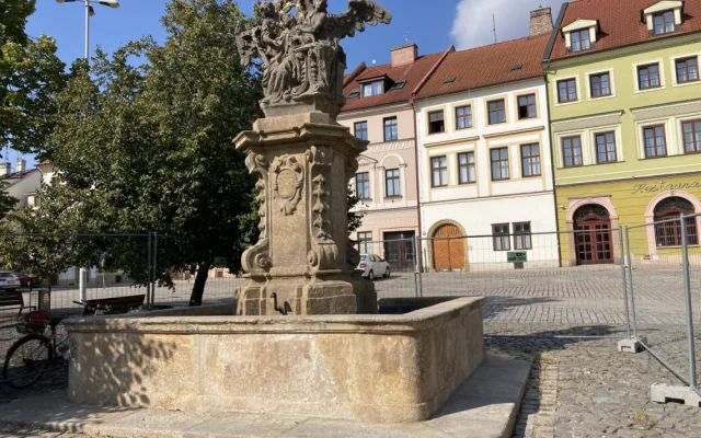Po rekonstrukci je kašna na Malém náměstí opět v provozu. Město by ji chtělo na zimu zastřešit
