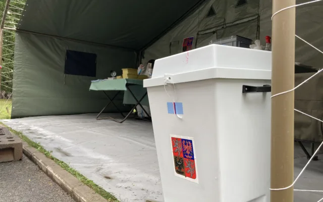 FOTO: DRIVE-IN hlasování v kraji moc lidí nevyužilo. Fronty se netvořily, vše proběhlo bez komplikací