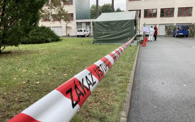 FOTO: DRIVE-IN hlasování v kraji moc lidí nevyužilo. Fronty se netvořily, vše proběhlo bez komplikací