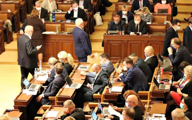 AKTUÁLNĚ: Vláda schválila nouzový stav