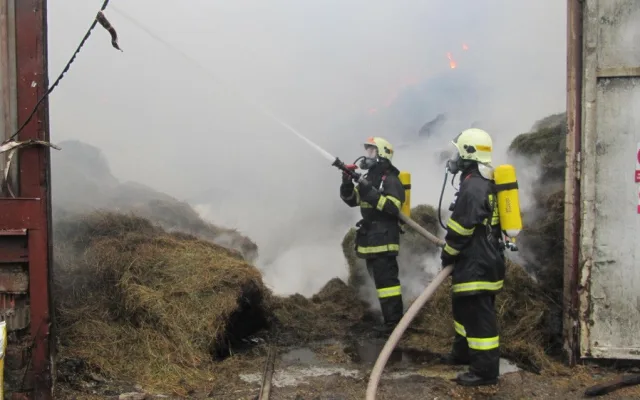 Požár skladovací haly v Suchém Dole na Náchodsku