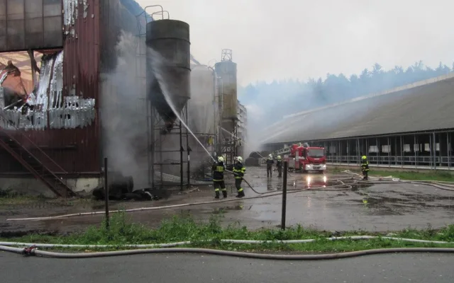 Požár skladovací haly v Suchém Dole na Náchodsku