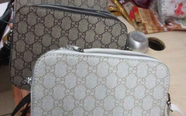 Louis Vuitton, Gucci nebo Calvin Klein. Všechno bylo falešné, majiteli obchodu hrozí desetimilionová pokuta