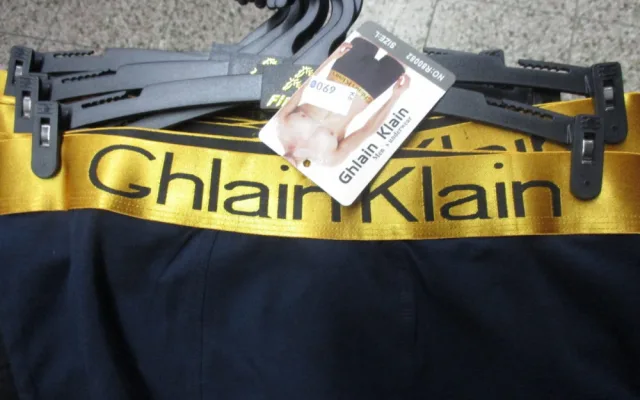 Louis Vuitton, Gucci nebo Calvin Klein. Všechno bylo falešné, majiteli obchodu hrozí desetimilionová pokuta