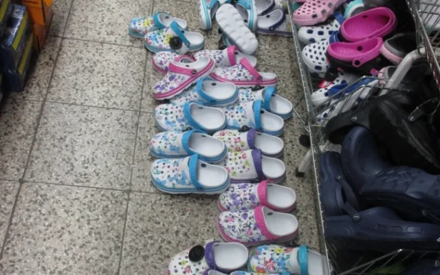 Louis Vuitton, Gucci nebo Calvin Klein. Všechno bylo falešné, majiteli obchodu hrozí desetimilionová pokuta