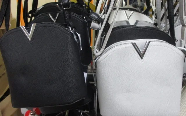 Louis Vuitton, Gucci nebo Calvin Klein. Všechno bylo falešné, majiteli obchodu hrozí desetimilionová pokuta