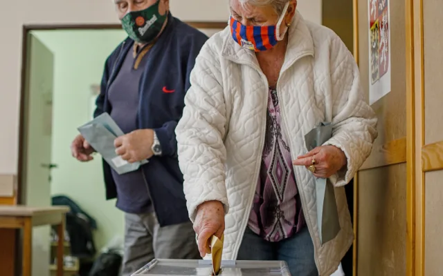 VOLBY 2020: První volební den je za námi. Místnosti se otevřou opět zítra ráno