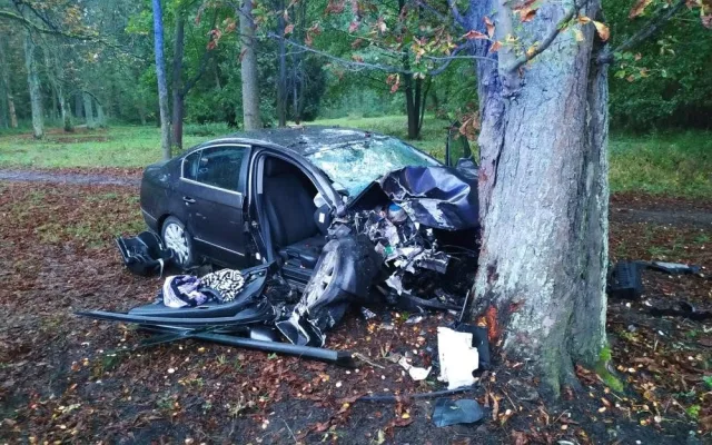 Vrtulník záchranářů zasahoval u nehody osobního auta na Jičínsku, při které byli zraněni tři lidé. Šofér řídil i přes zákaz řízení
