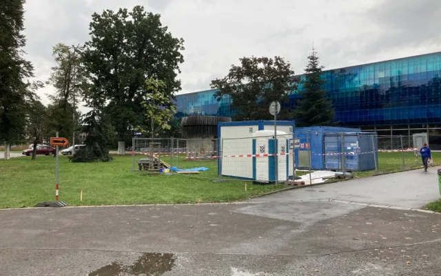 FOTO: Začala rekonstrukce prostranství před zimním stadionem v Hradci Králové