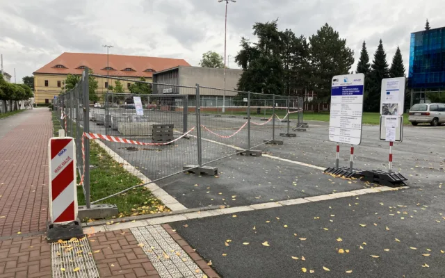 FOTO: Začala rekonstrukce prostranství před zimním stadionem v Hradci Králové