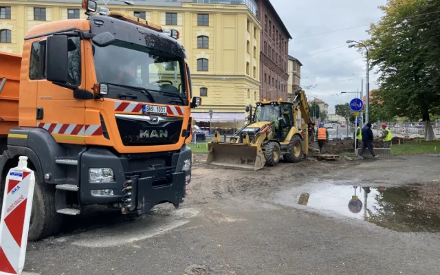 FOTO: Začala rekonstrukce prostranství před zimním stadionem v Hradci Králové