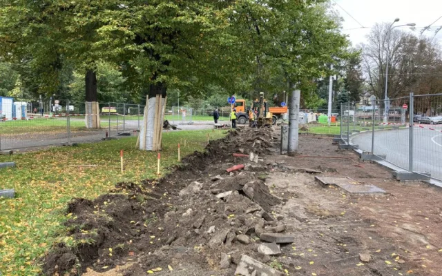 FOTO: Začala rekonstrukce prostranství před zimním stadionem v Hradci Králové