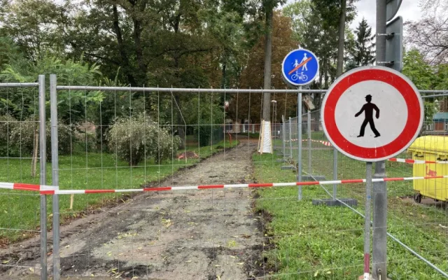 FOTO: Začala rekonstrukce prostranství před zimním stadionem v Hradci Králové