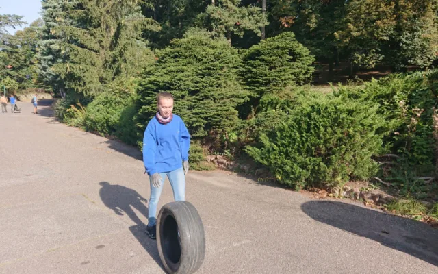 Během dopoledne dobrovolníci v Jičíně posbírali jedenáct pytlů odpadků. Našla se i lednička