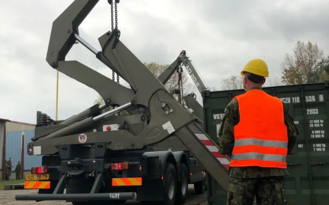 FOTO: Vojáci začali v Hradci Králové nakládat polní nemocnice pro Prahu