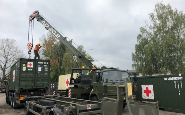 FOTO: Vojáci začali v Hradci Králové nakládat polní nemocnice pro Prahu