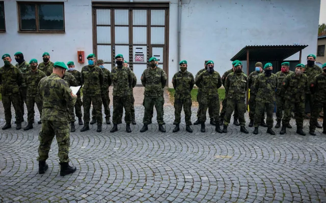 V Letňanech začala stavba polní nemocnice. Část vybavení dorazilo z Hradce Králové