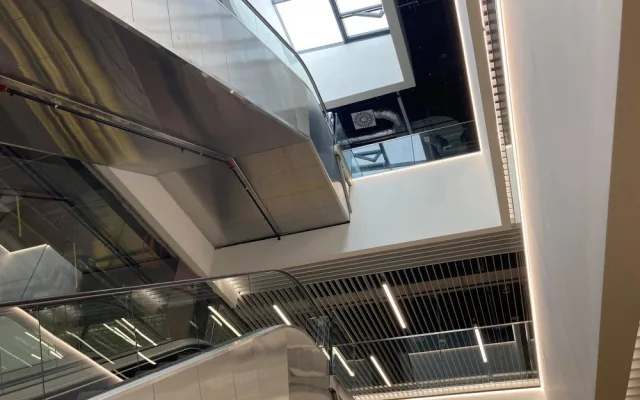 V Hradci Králové se dnes otevřelo nové obchodní centrum. Prošlo kompletní rekonstrukcí
