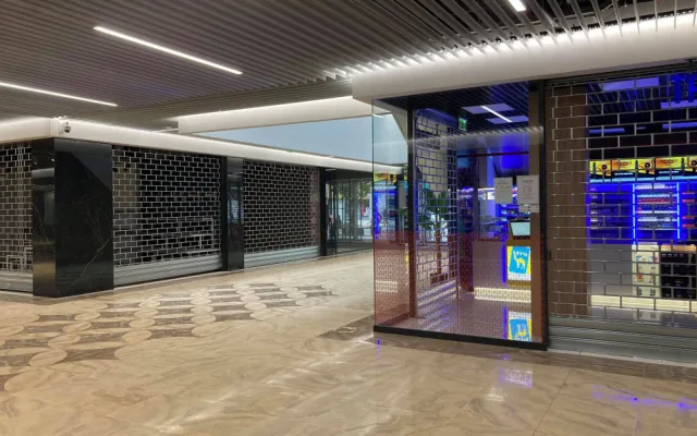 V Hradci Králové se dnes otevřelo nové obchodní centrum. Prošlo kompletní rekonstrukcí