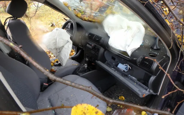 Do Rybné nad Zdobnicí o víkendu letěl vrtulník. Řidič osobního auta narazil do stromu vedle silnice