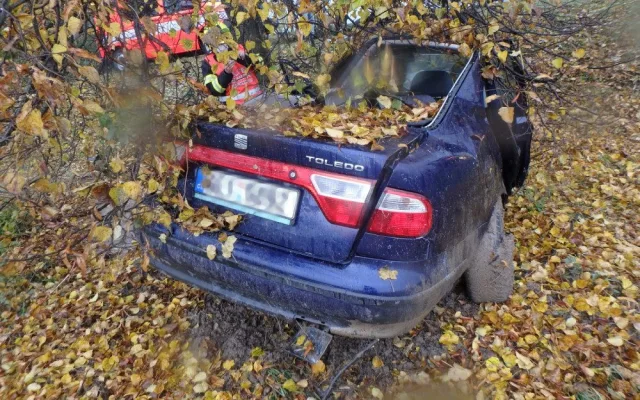 Do Rybné nad Zdobnicí o víkendu letěl vrtulník. Řidič osobního auta narazil do stromu vedle silnice