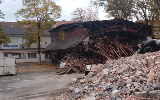 Historické kino Dřevěnka to má spočítané, místo revitalizace se do něj pustily bagry