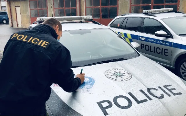 FOTO | VIDEO: Policie v Královéhradeckém kraji rozvezla po nemocnicích srdce se vzkazy a pozdravy