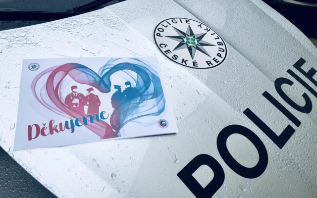 FOTO | VIDEO: Policie v Královéhradeckém kraji rozvezla po nemocnicích srdce se vzkazy a pozdravy