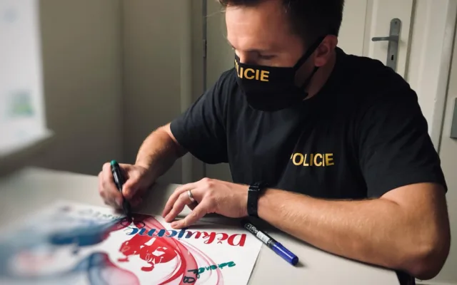 FOTO | VIDEO: Policie v Královéhradeckém kraji rozvezla po nemocnicích srdce se vzkazy a pozdravy