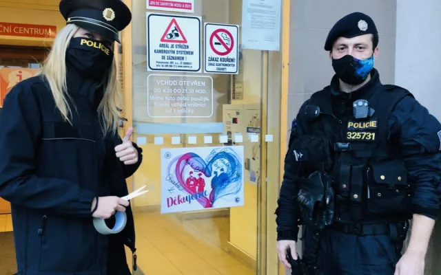FOTO | VIDEO: Policie v Královéhradeckém kraji rozvezla po nemocnicích srdce se vzkazy a pozdravy