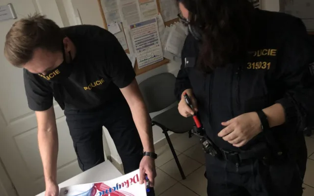 FOTO | VIDEO: Policie v Královéhradeckém kraji rozvezla po nemocnicích srdce se vzkazy a pozdravy