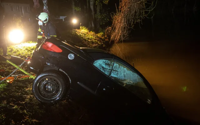V Černožicích sjelo auto do rybníka. Hasičům s vytažením pomáhali kolegové z Pardubického kraje
