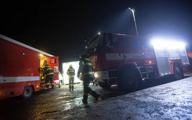 V Černožicích sjelo auto do rybníka. Hasičům s vytažením pomáhali kolegové z Pardubického kraje