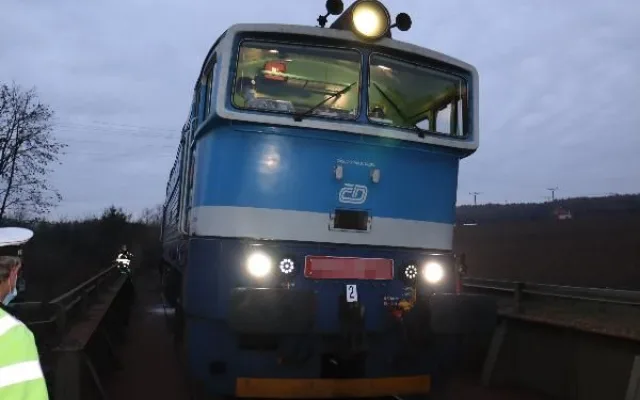 Na Náchodsku se srazil vlak s osobním autem. Tři lidé skončili v nemocnici