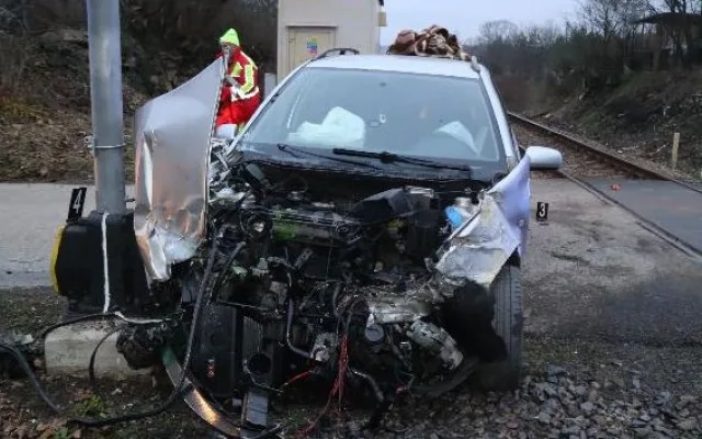 Na Náchodsku se srazil vlak s osobním autem. Tři lidé skončili v nemocnici