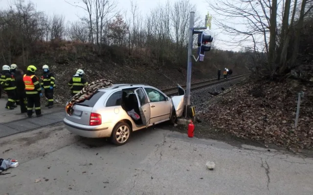 Na Náchodsku se srazil vlak s osobním autem. Tři lidé skončili v nemocnici
