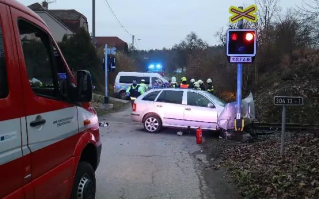 Na Náchodsku se srazil vlak s osobním autem. Tři lidé skončili v nemocnici