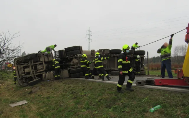 Převrácený kamion s řepou zablokoval silnici mezi Hradcem Králové a Vamberkem
