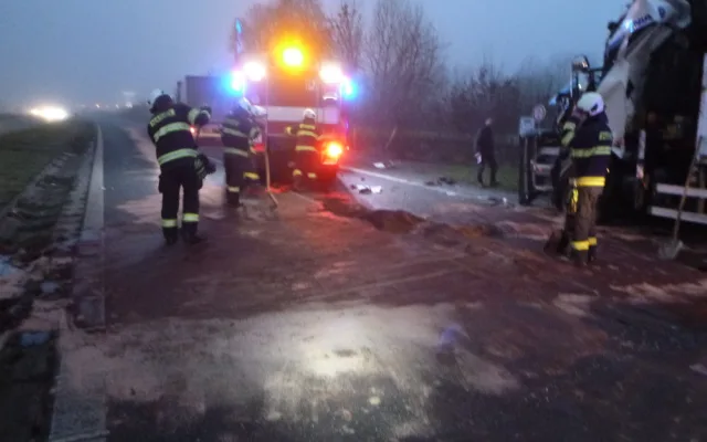 Po dnešní ranní nehodě zůstal v kabině kamionu zaklíněný řidič. Vyprostit ho museli hasiči