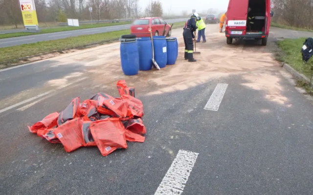Po dnešní ranní nehodě zůstal v kabině kamionu zaklíněný řidič. Vyprostit ho museli hasiči