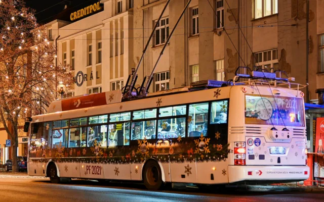 Dva vánoční stromy a desetitisíce žároviček. Takhle vypadá vánoční Hradec Králové