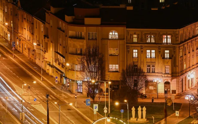 Dva vánoční stromy a desetitisíce žároviček. Takhle vypadá vánoční Hradec Králové