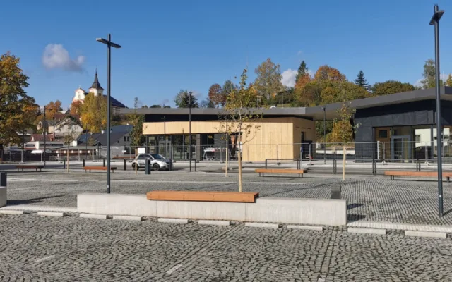 FOTO: Nová Paka má nový autobusový terminál. Fungovat začal včera