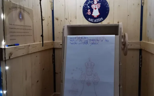 Osvětlený dům v Jaroměři už neuvidíte. Znechucený majitel kvůli pomluvám vzkazuje: Už ho nerozsvítíme!