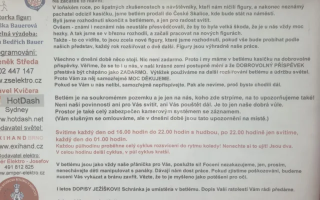 Majitel osvětleného domu v Jaroměři čelí útokům na sociálních sítích. Nenecháme se znechutit, svítíme dál, vzkazuje