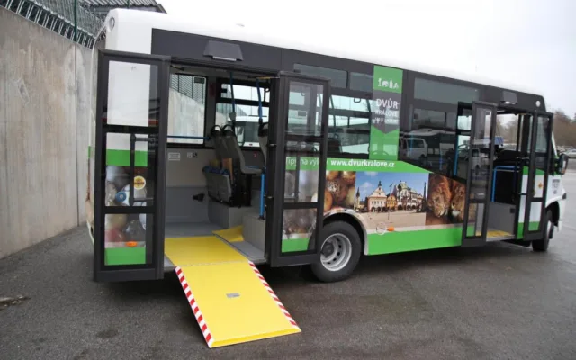 Dvůr Králové nad Labem má nový autobus MHD. Cestující si ho všimnou na první pohled