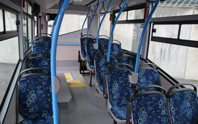 Dvůr Králové nad Labem má nový autobus MHD. Cestující si ho všimnou na první pohled